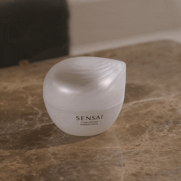 Packshot di Comforting Barrier Mask di SENSAI seguito da un primo piano della texture con spatola